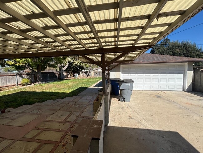 Building Photo - 816 W Fedora Ave