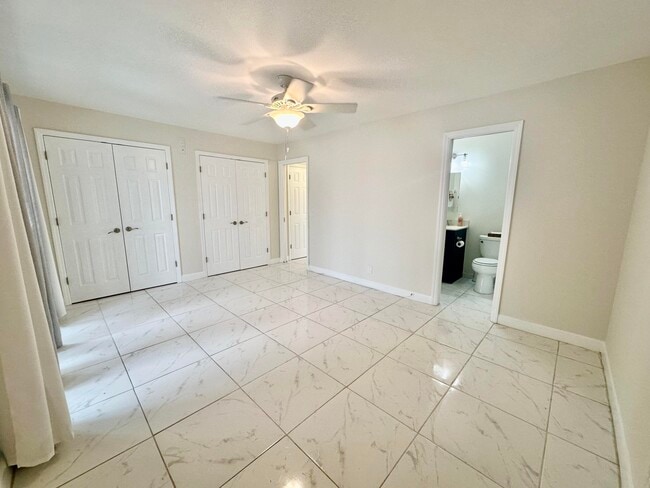 Building Photo - 42 Sussex E