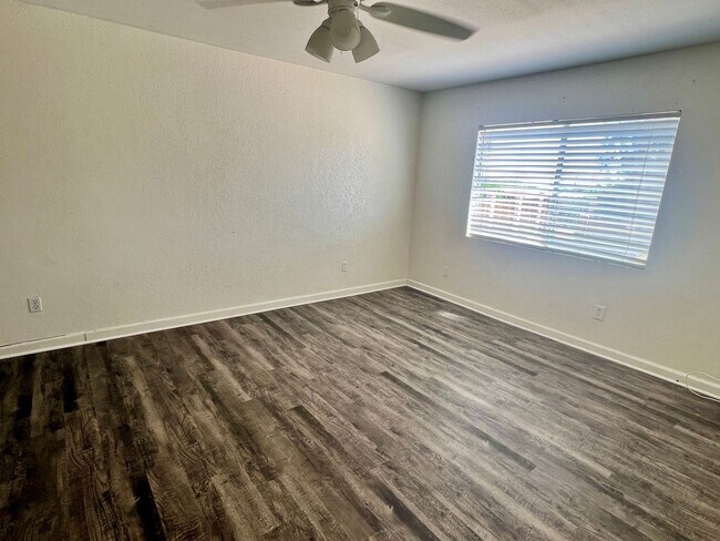 Building Photo - 5 Bedroom 2 Bath - Close to 29 Palms Marin...