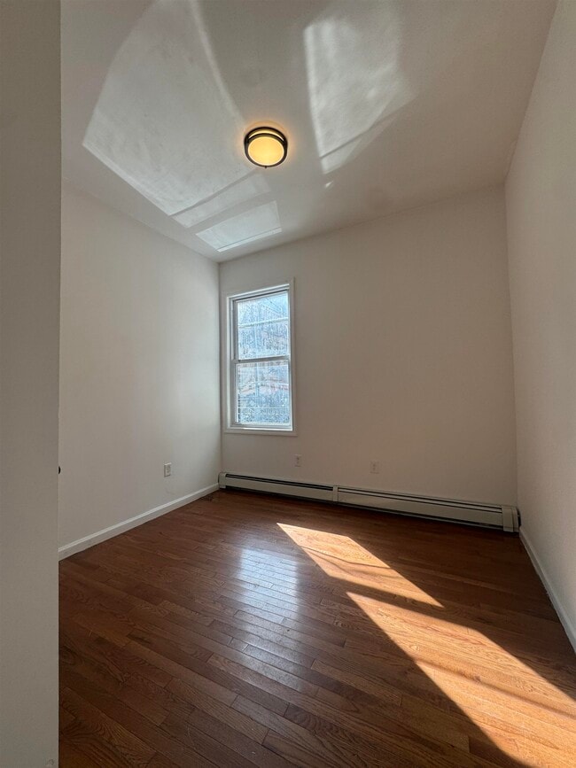 Building Photo - 220 52nd St