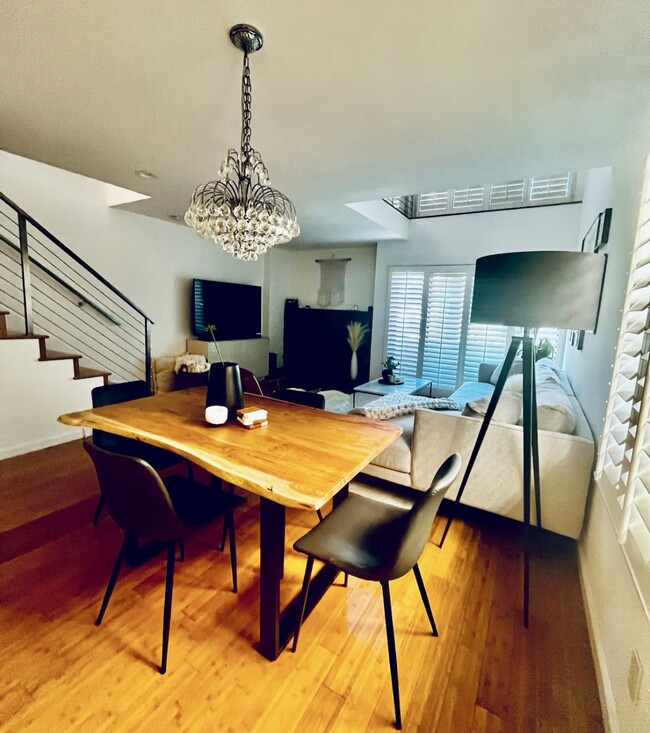 Dining area - 10926 Bluffside Dr