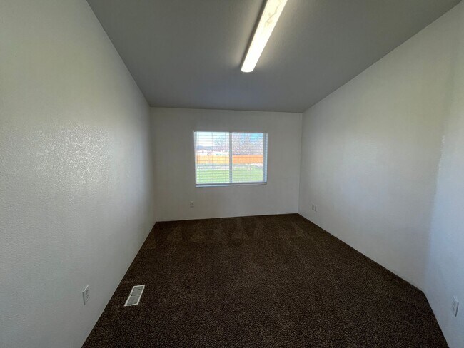 Building Photo - **Move-in Discount** 3 bedroom, 2 bathroom house with large office