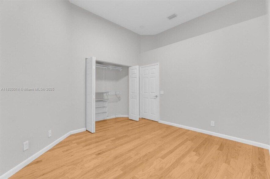 Building Photo - 2553 Bay Pointe Dr