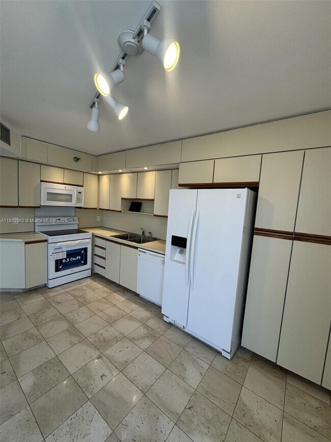 Building Photo - 15645 Collins Ave