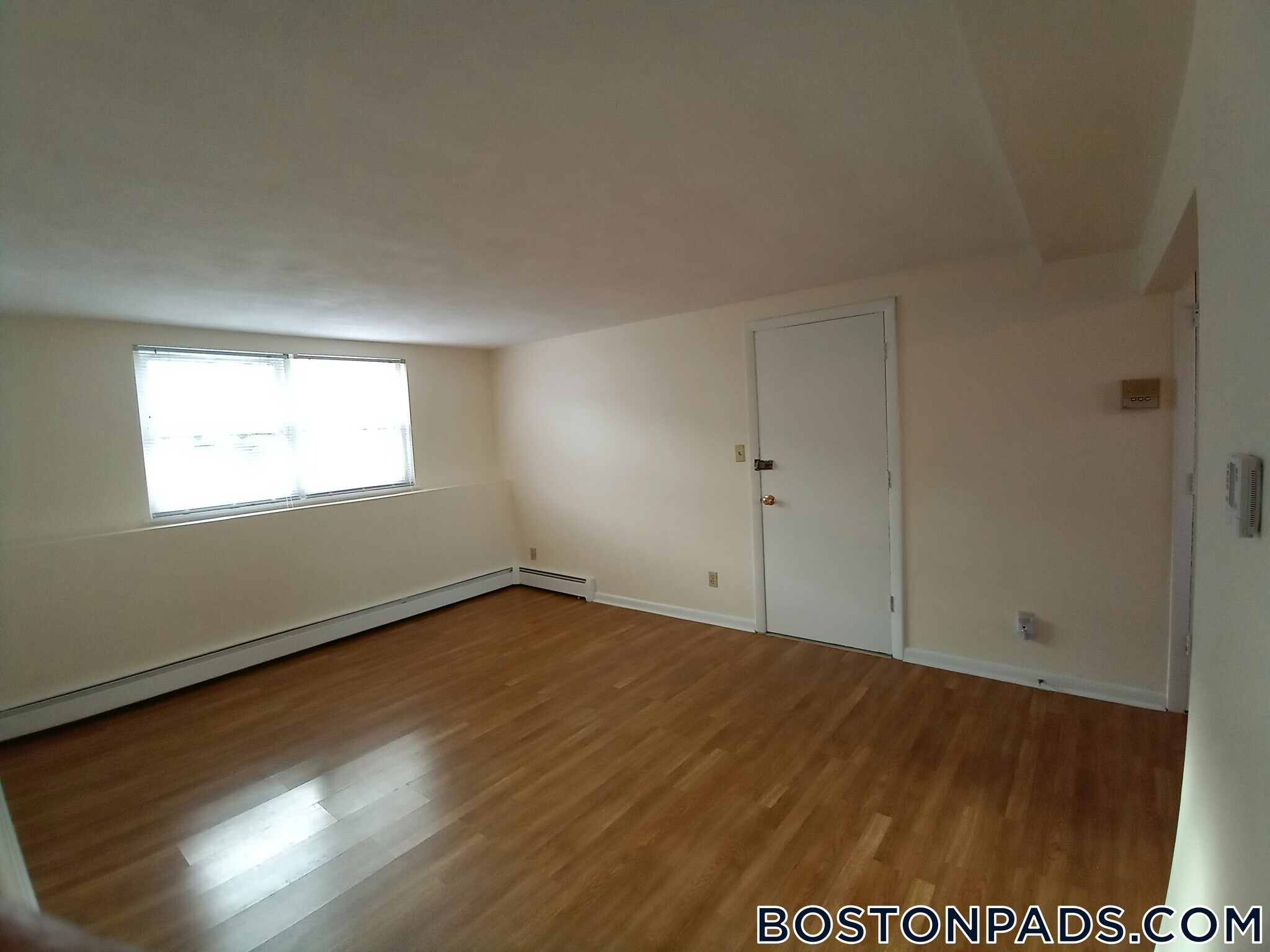 Building Photo - 10 River Dr