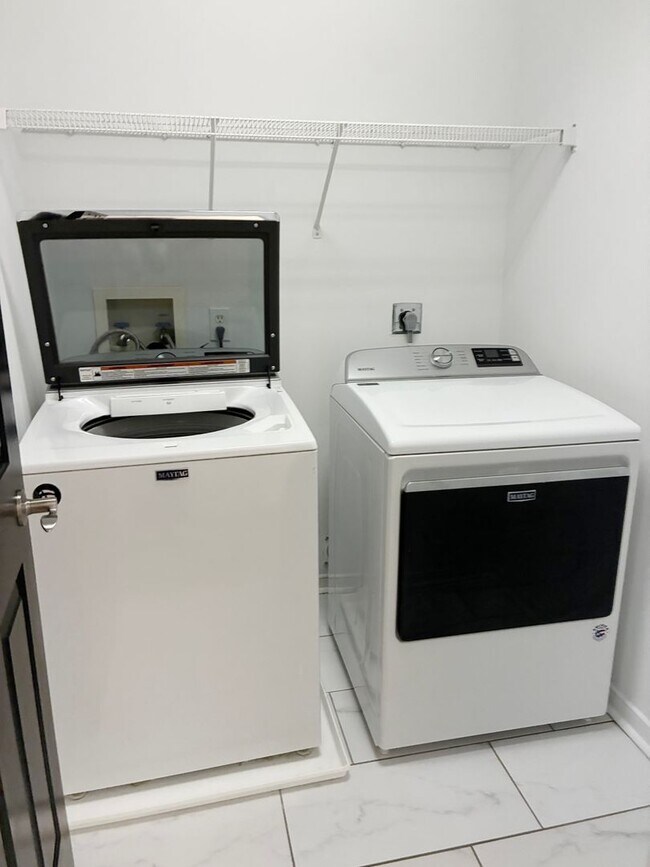 Building Photo - Modern 3 Bedroom in Manchester - $300 off your first month!