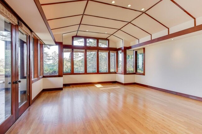 Building Photo - 28 Meadow Rd