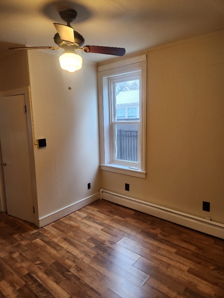 Building Photo - 119 S River St