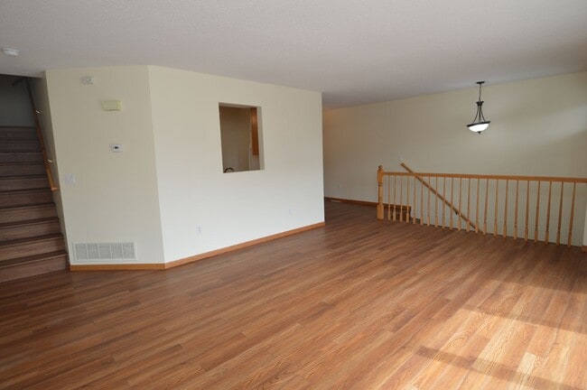 Building Photo - 2 Bed + Den, 2.5 Bathroom Townhouse for Rent