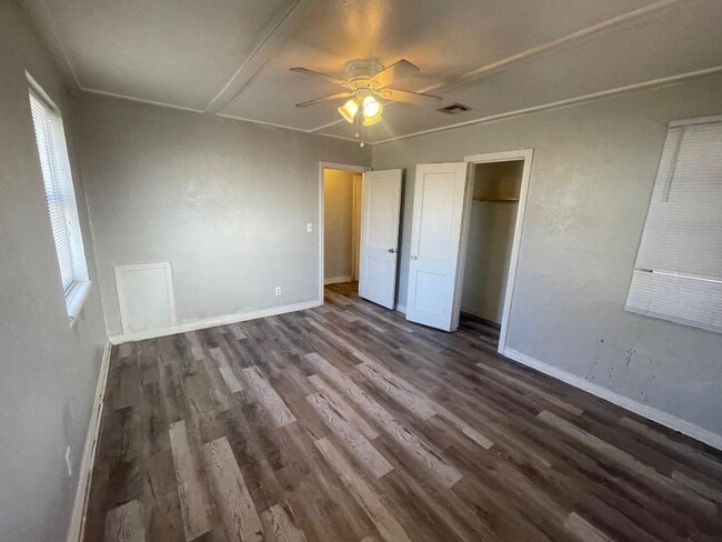 Building Photo - 1 Bed 1 Bath Duplex For Lease Now!