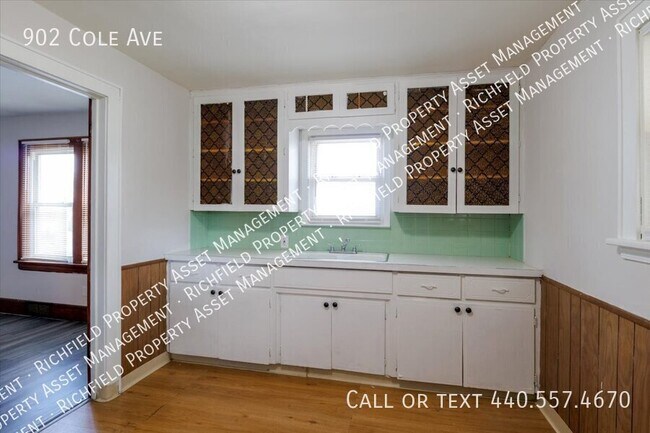 Building Photo - 902 Cole Ave