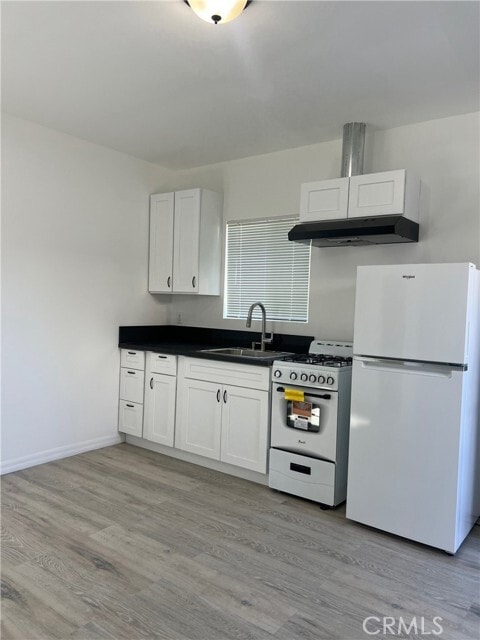 Building Photo - 18740 Valerio St