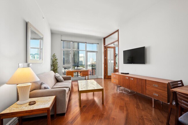 Building Photo - Top Floor Condo in the Gaslamp District!