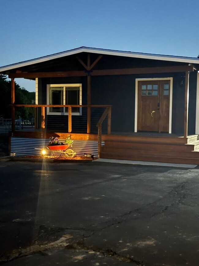 Building Photo - 985 Eastman Ln