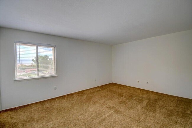 Building Photo - 931 Country Club Dr SE