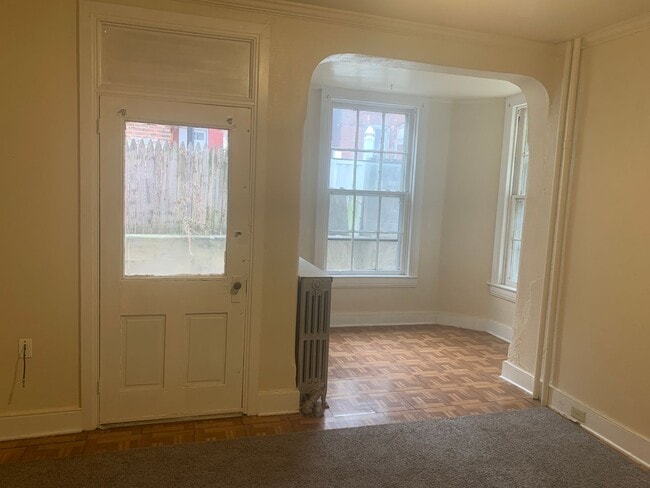 Building Photo - 1st Floor 2 Bedroom Apartment, Private Entrance, Small Yard, York City SD