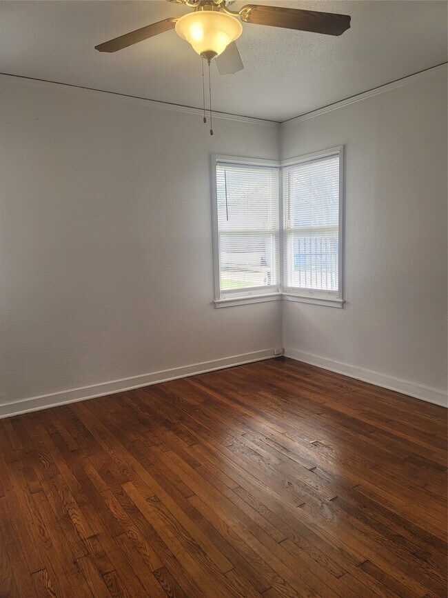 Building Photo - 1920 Binz St