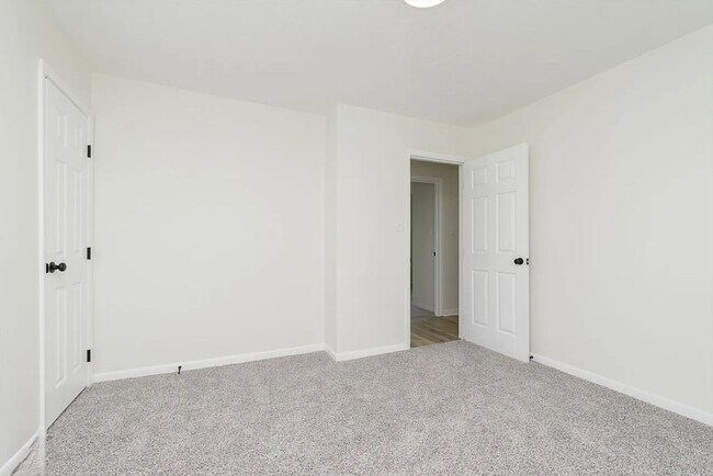 Building Photo - Renovated Duplex: Move-In Ready! 3 Bed, 1....