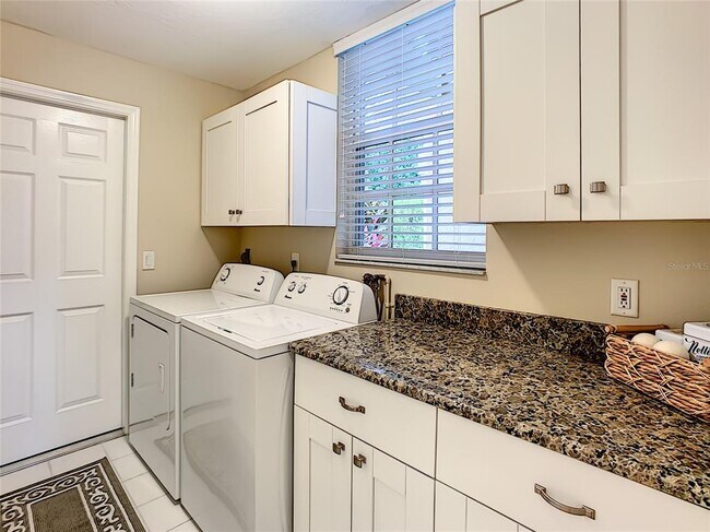 Building Photo - 539 Fallbrook Dr