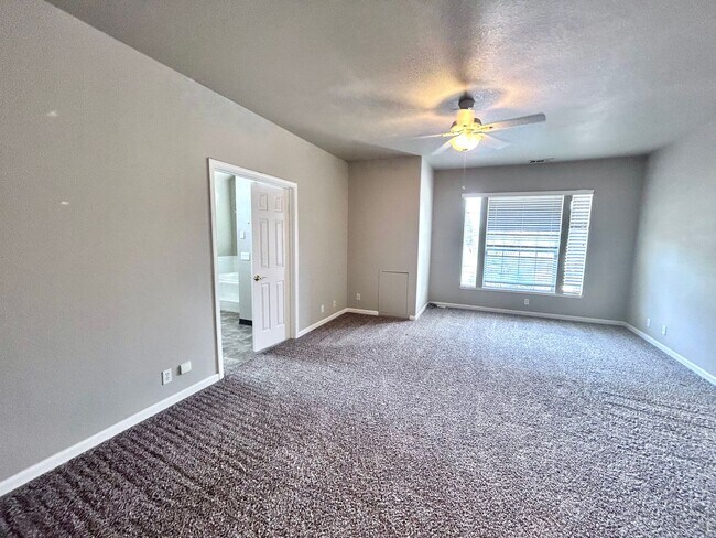 Building Photo - 5 Bedroom Home with a POOL in Folsom