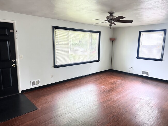 Building Photo - 115 Burben Way