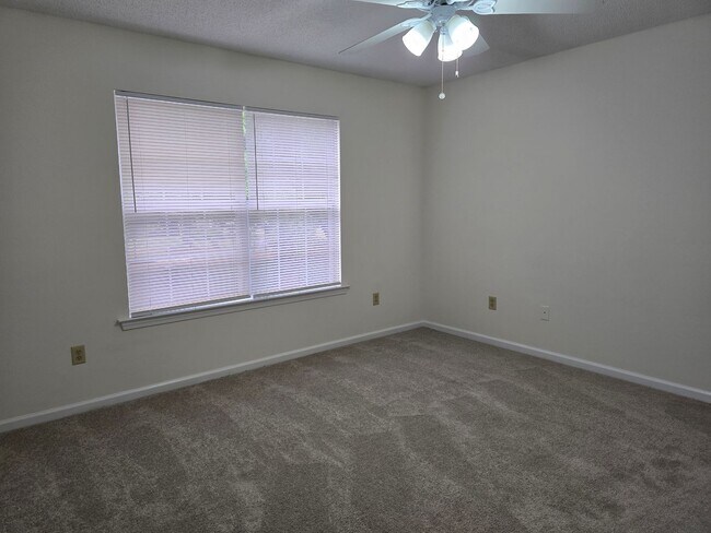 Building Photo - Townhome