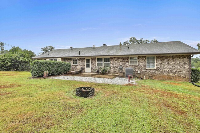 Building Photo - 5011 Pineview Terrace