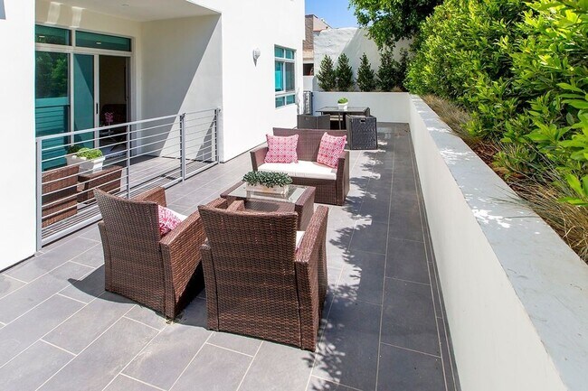 Building Photo - 938 S. Orange Grove Avenue