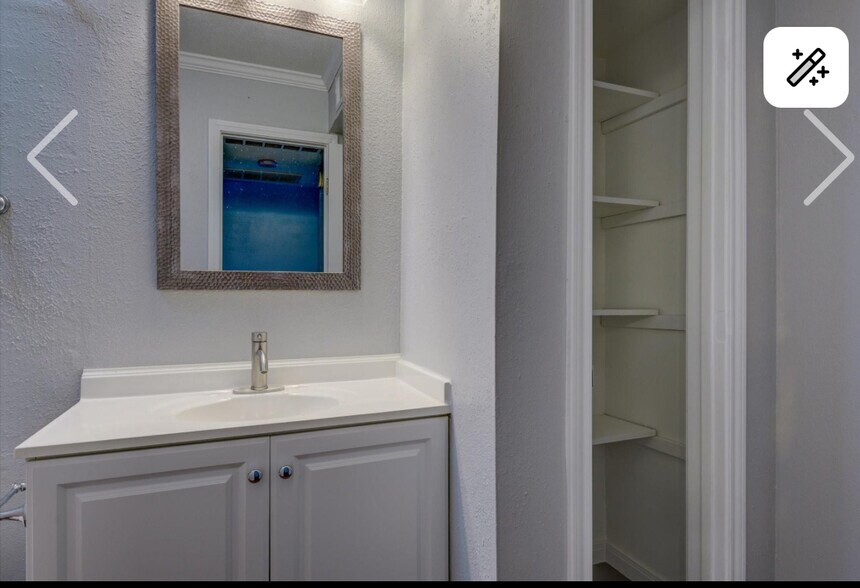 Bathroom & closet - 3535 Nasa Pky