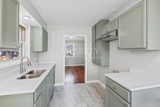 Building Photo - A BERCLAIR BEAUTY!!!