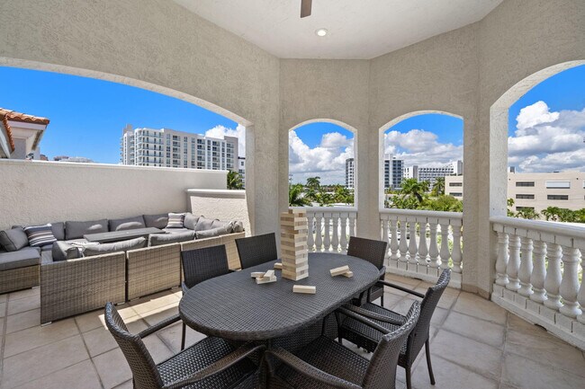 Building Photo - 514 N Birch Rd