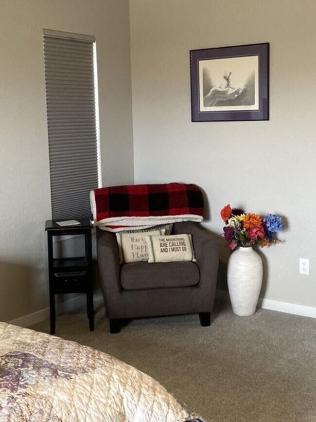 Building Photo - Flying Horse Luxury 4 Bed Townhouse with Mt. Views