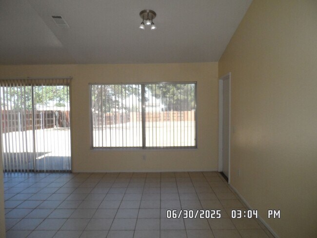 Building Photo - 3 Bedrooms, 2 Bathrooms, 3 Car Garage, Fir...