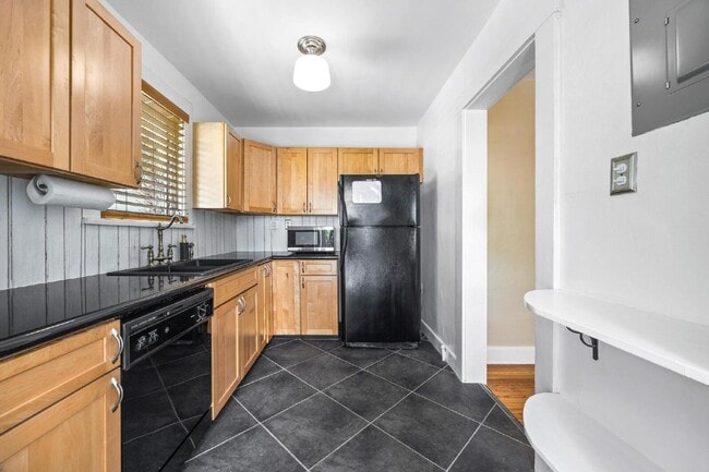Building Photo - Charming 2-Bed With Backyard Oasis In West Palm Beach!