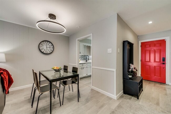 Building Photo - 3 Bedroom 2 Bathroom 2 Car Garage Duplex i...