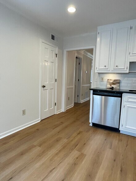 Kitchen - 880 Lenox Oaks Cir NE