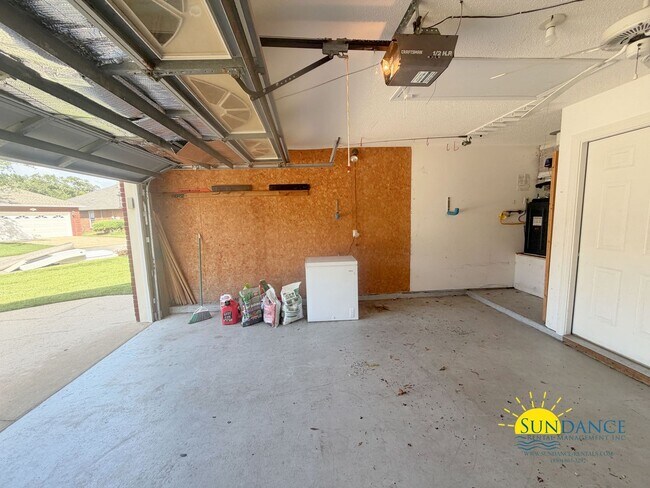 Building Photo - Spacious 5-Bedroom Home with Heated Pool & Hot Tub in Niceville!