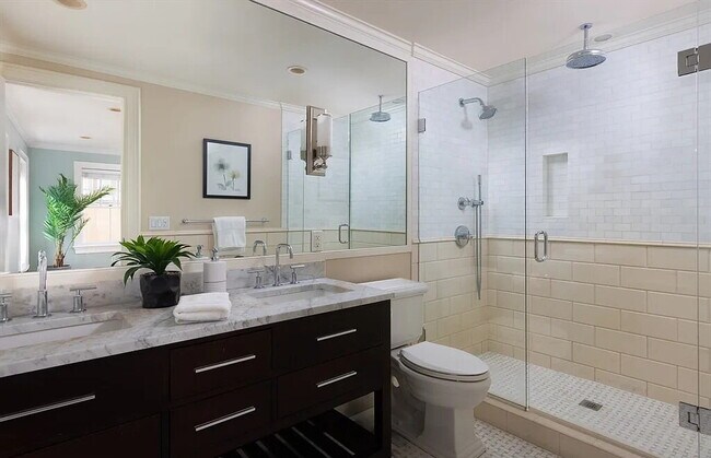Building Photo - Bright & Spacious Unit with Natural Light