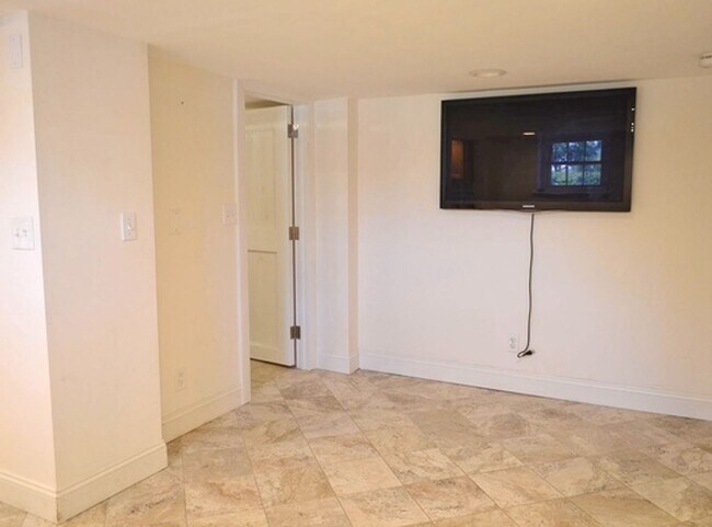 Building Photo - 9 Broadway Ave