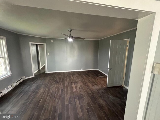 Building Photo - 234 W 7th St