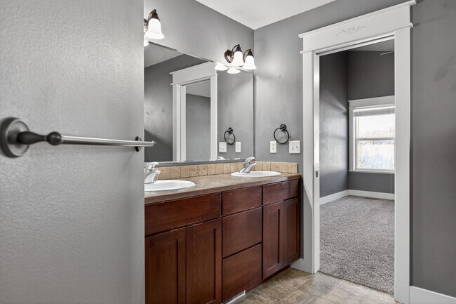 Building Photo - Spacious Home in Quiet Star Cul-de-Sac with Large Yard