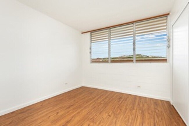 Building Photo - Move-In Ready Salt Lake Condo – Freshly Up...