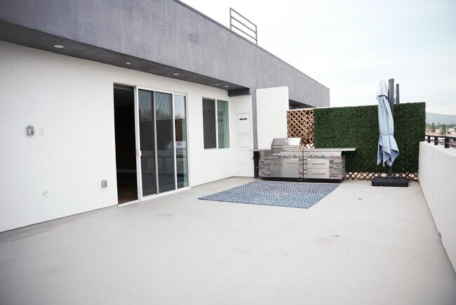 Building Photo - 8940 Reseda Blvd