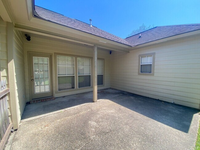 Building Photo - 3 Bed, 2 Bath in Worthington Lake