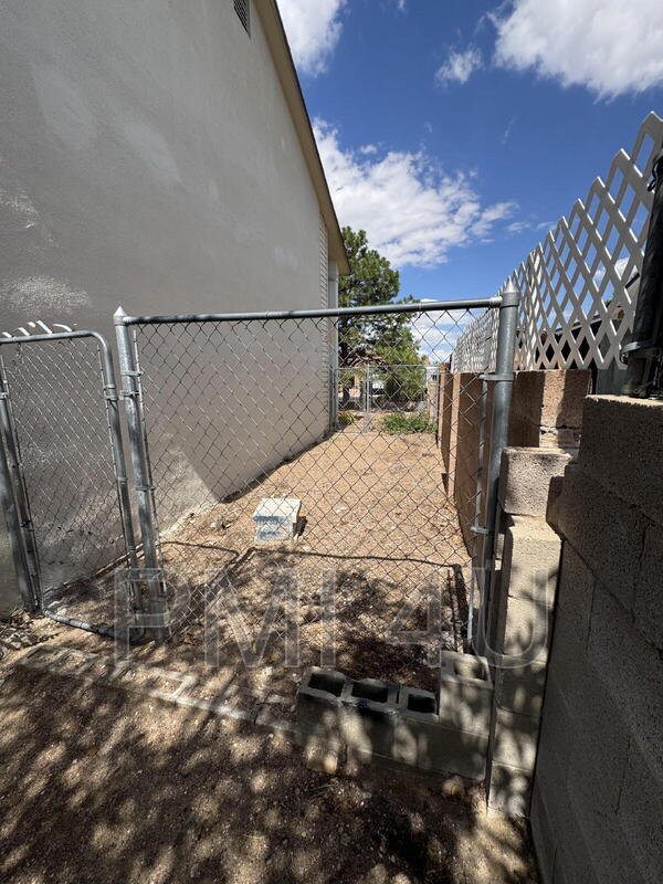 Building Photo - 10412 La Paz Dr