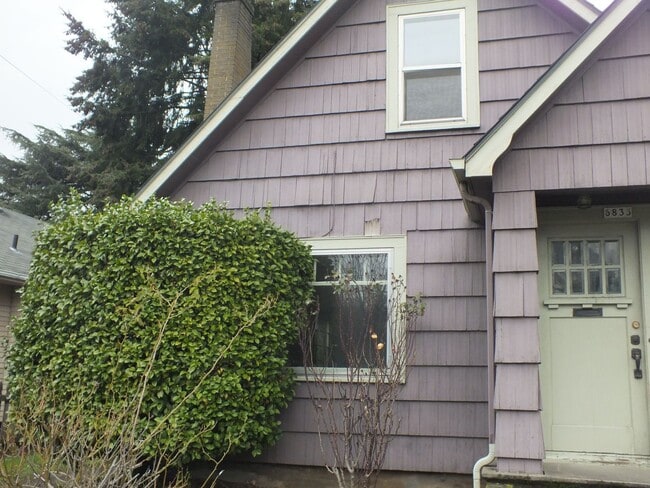 Building Photo - 2 Bedroom Duplex Unit