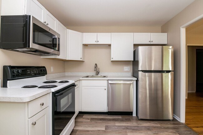 Building Photo - 2420 N Circle Dr