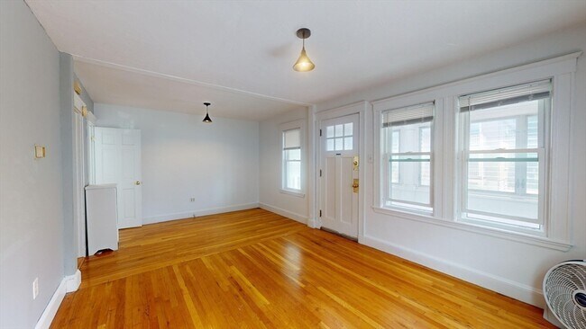 Building Photo - 52 Linwood St