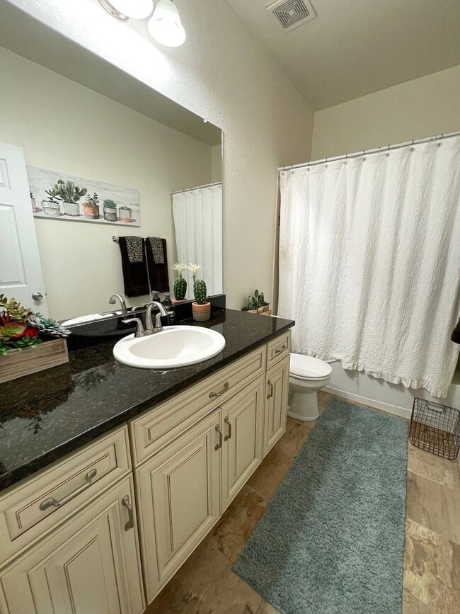 Building Photo - Gorgeous 3 Bed / 2.5 Bath Townhome, 1 Car ...