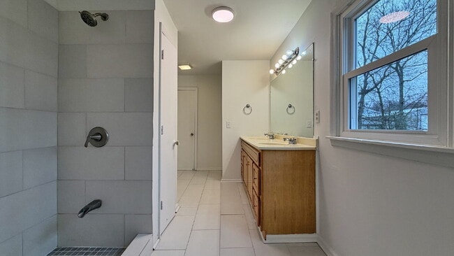 Building Photo - For Rent: 3+ BR, 3BA house. (Please speak with us before applying.)